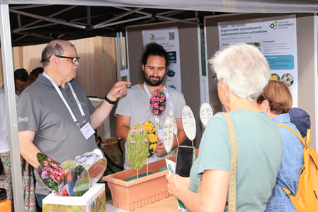 Insektenfreundliche Balkonkästen beim Open Campus - Mitarbeiter des Instituts für Angewandte Ökologie geben Informationen zu den Pflanzen weiter.